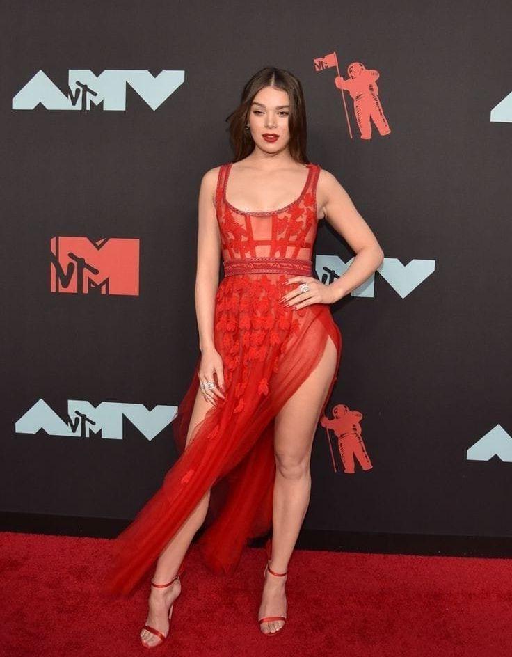 25P Hailee Steinfeld nude