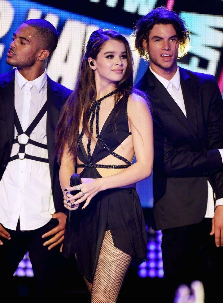 25P Hailee Steinfeld nude