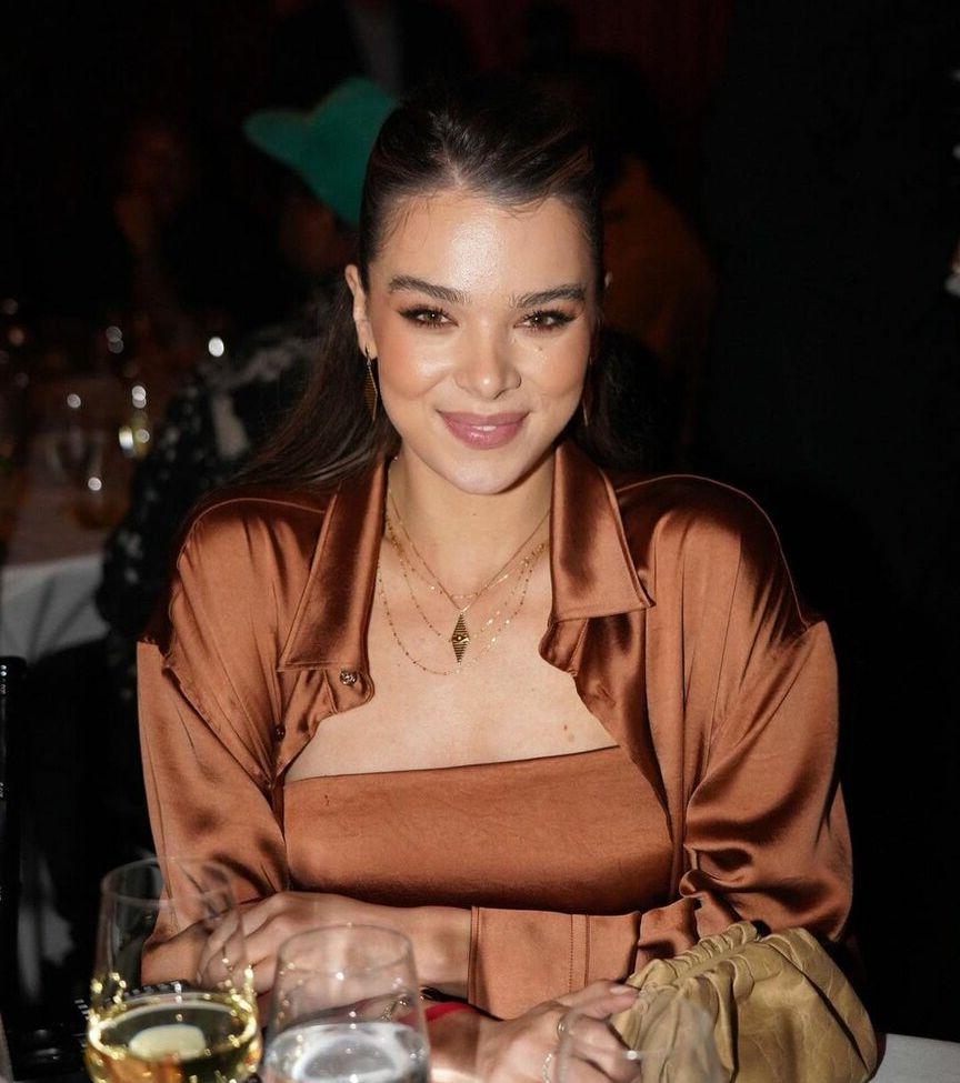 25P Hailee Steinfeld nude