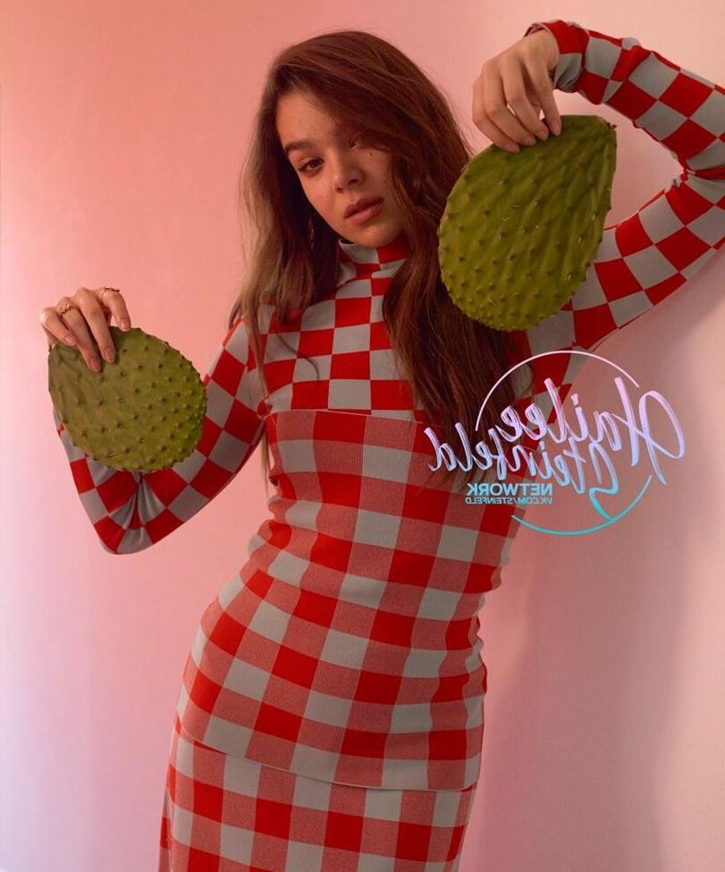 25P Hailee Steinfeld nude