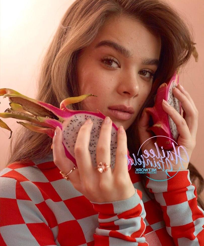25P Hailee Steinfeld nude