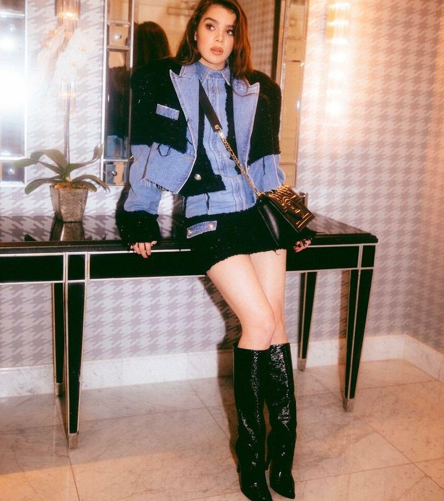 25P Hailee Steinfeld nude
