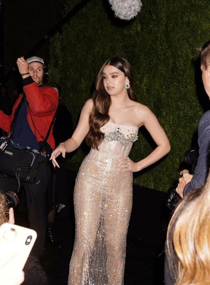 25P Hailee Steinfeld nude