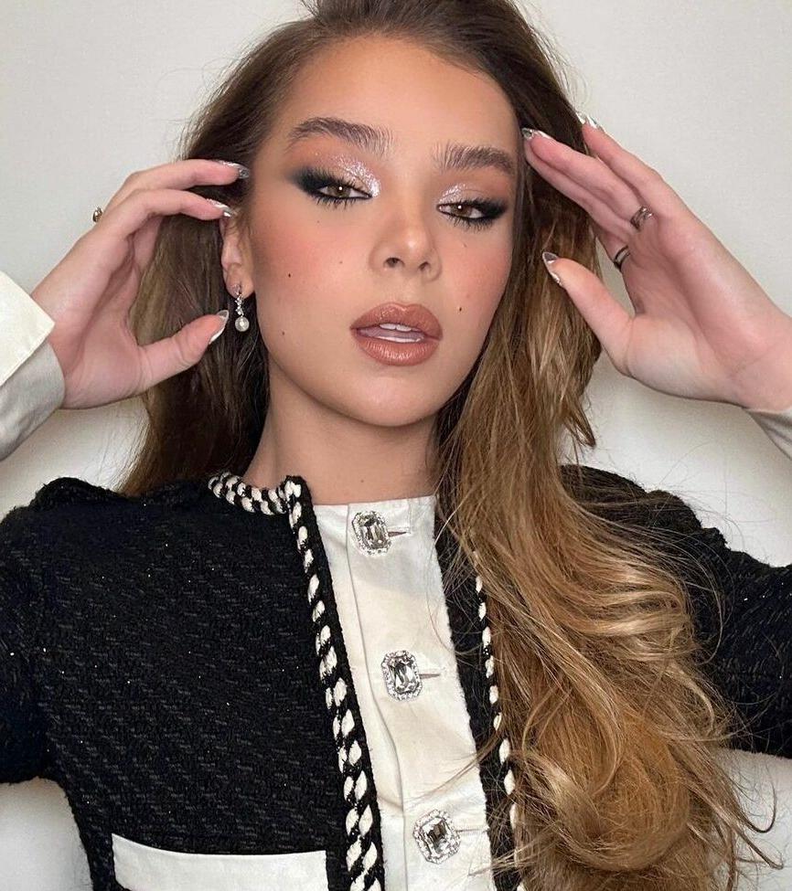 25P Hailee Steinfeld nude