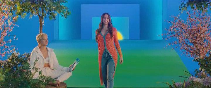 25P Hailee Steinfeld nude