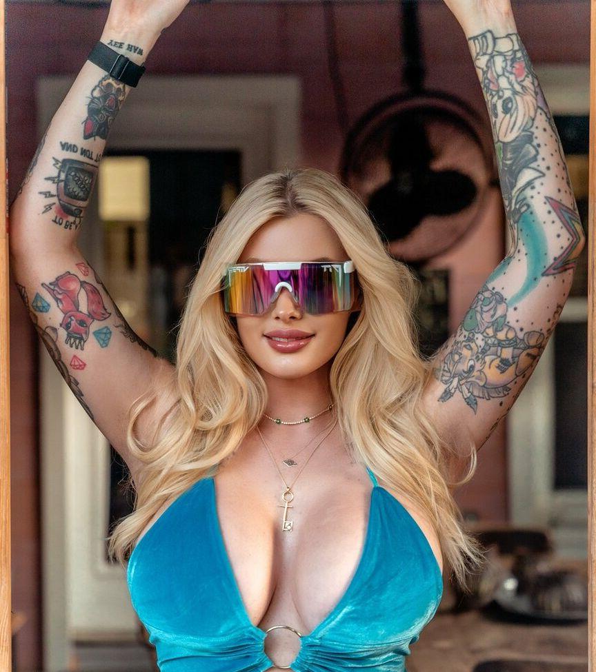 25P Laura Lux nude
