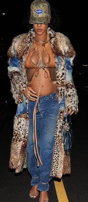 25P Rihanna nude