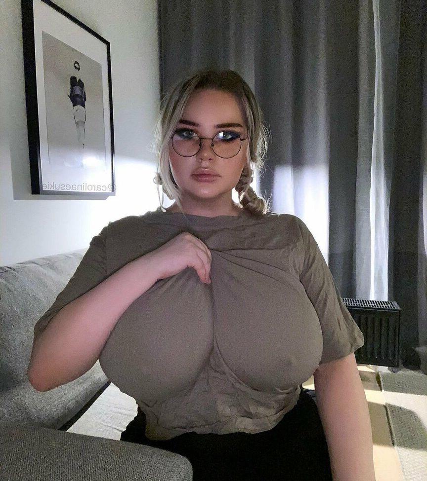 25P Carolina Sukie nude