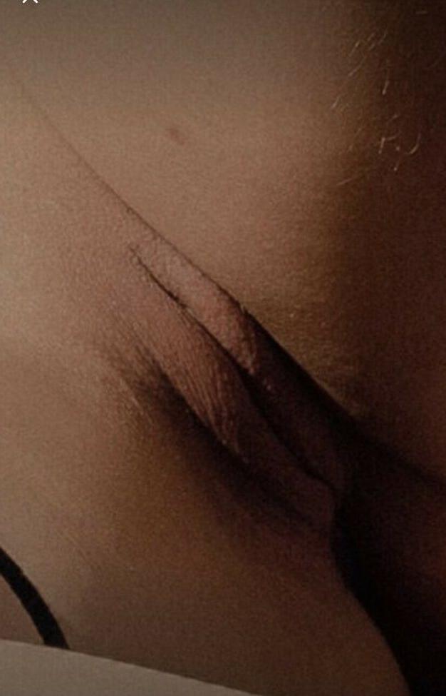 25P Vanessa Mesquita nude