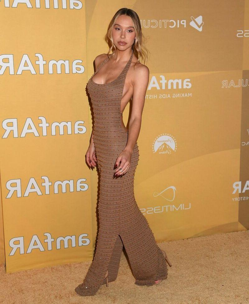 25P Alexis Ren nude