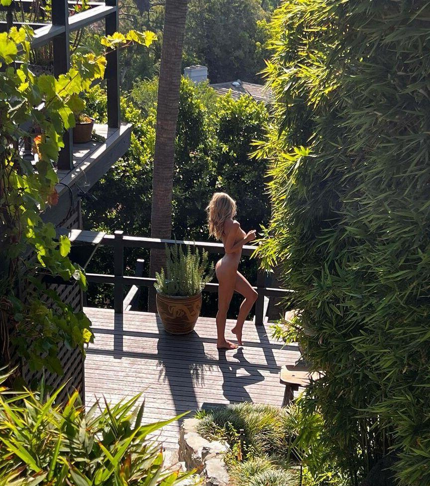 25P Alexis Ren nude
