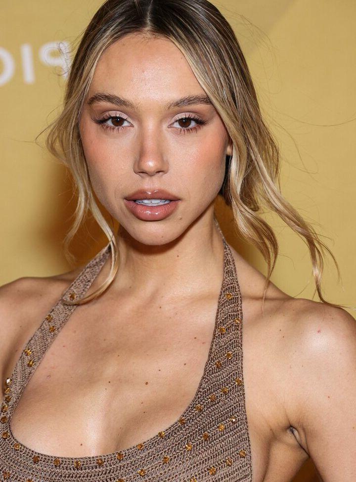 25P Alexis Ren nude