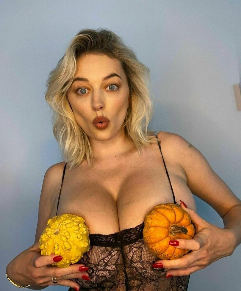 25P Caroline Vreeland nude