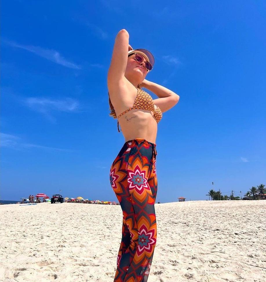 25P Larissa Manoela nude