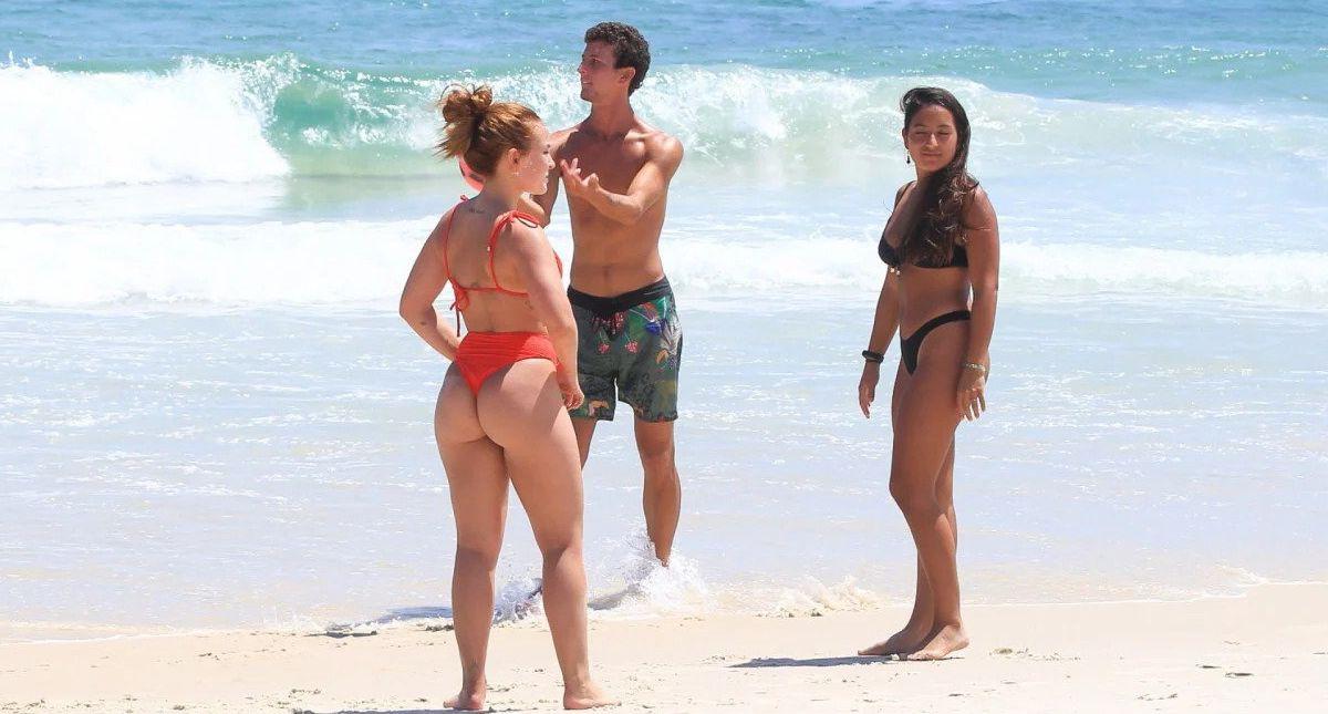 25P Larissa Manoela nude