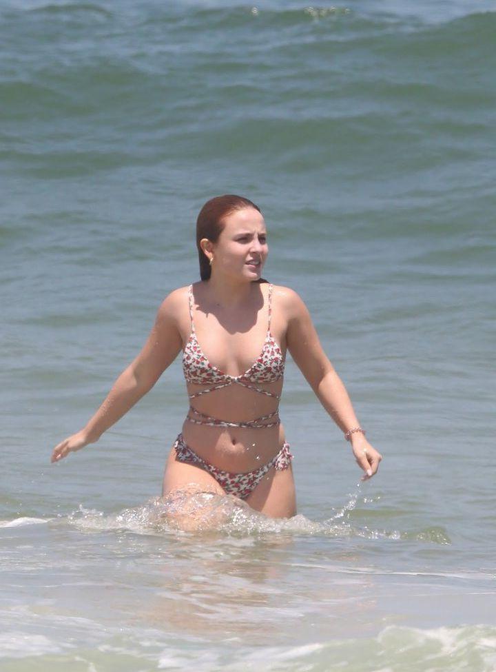 25P Larissa Manoela nude