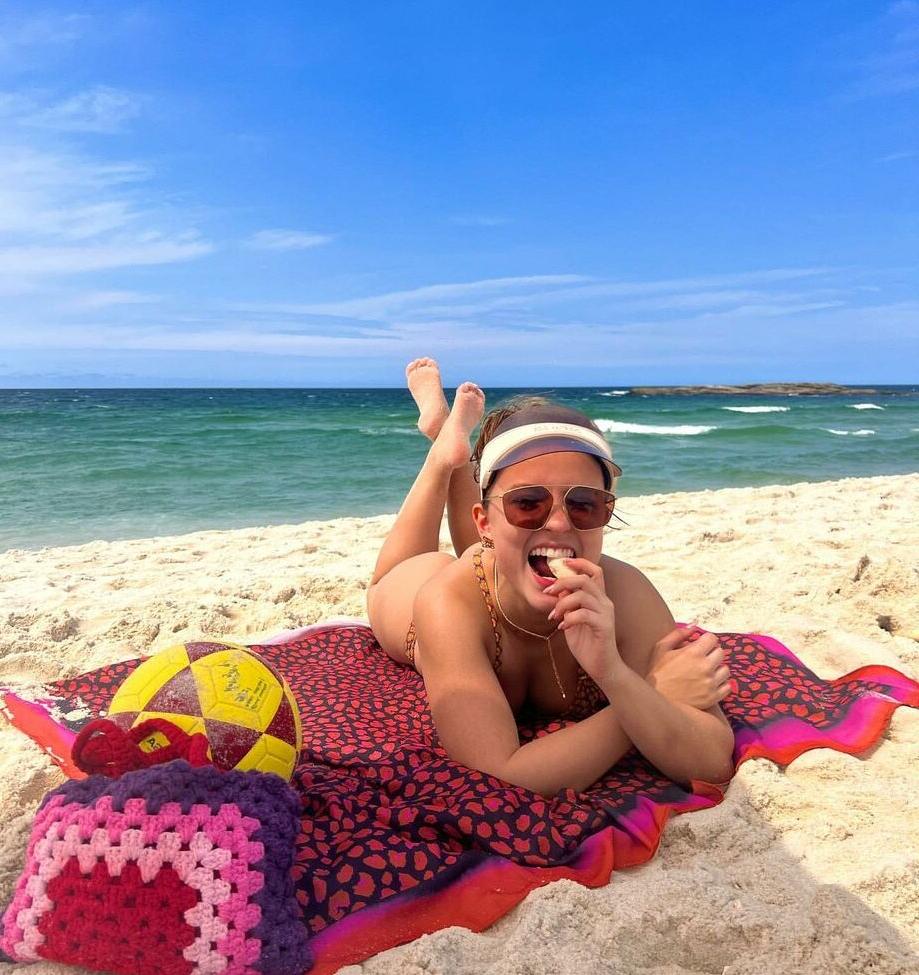 25P Larissa Manoela nude