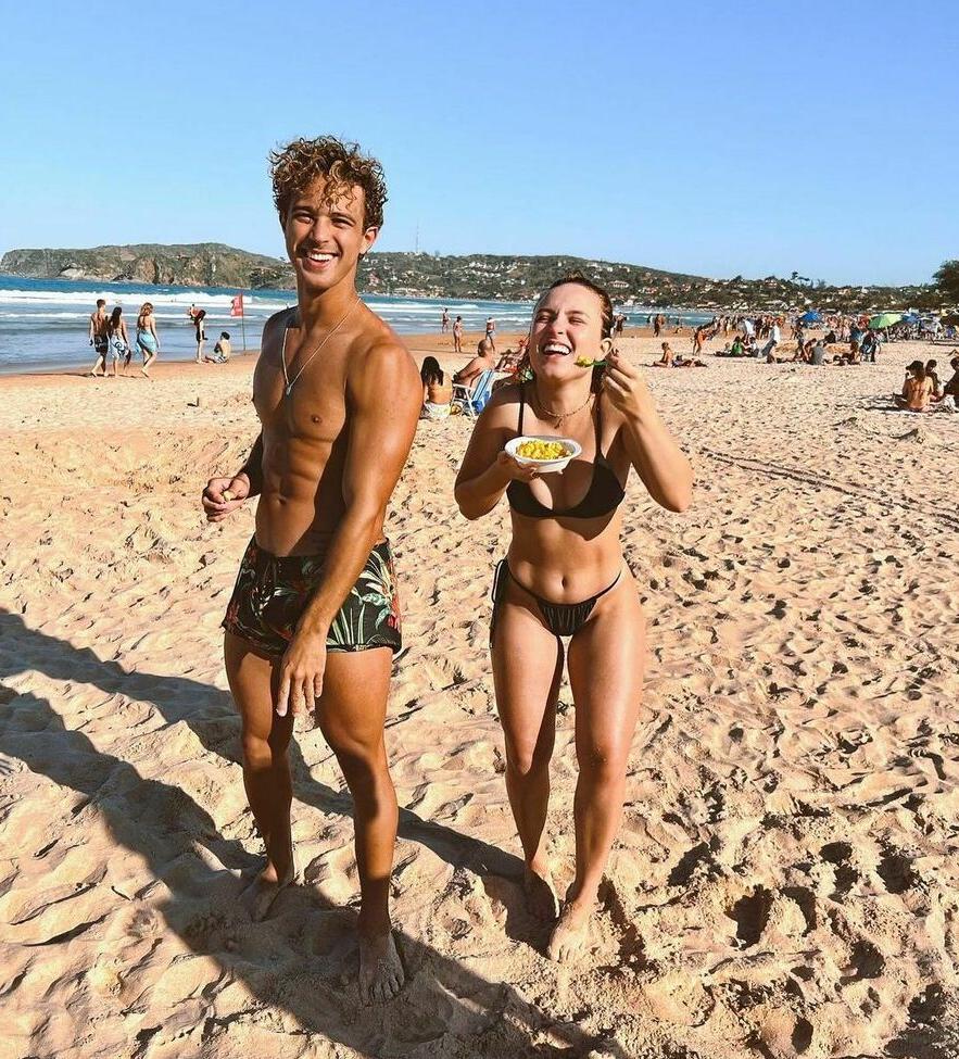 25P Larissa Manoela nude