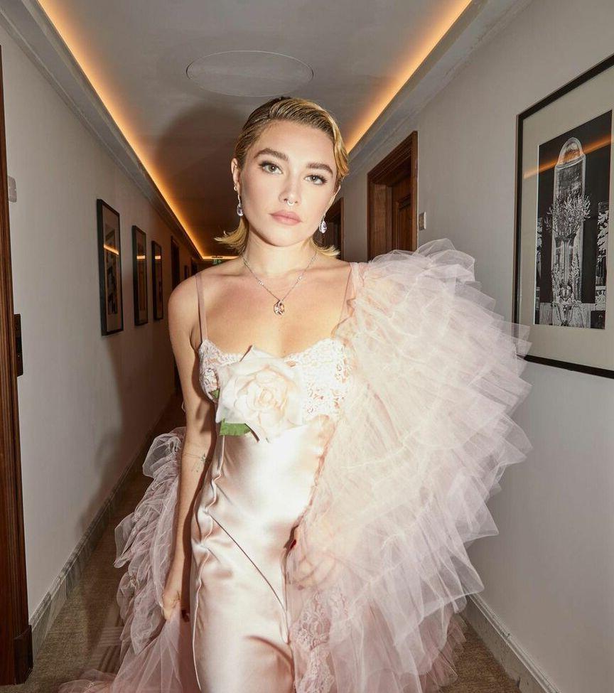 25P Florence Pugh nude