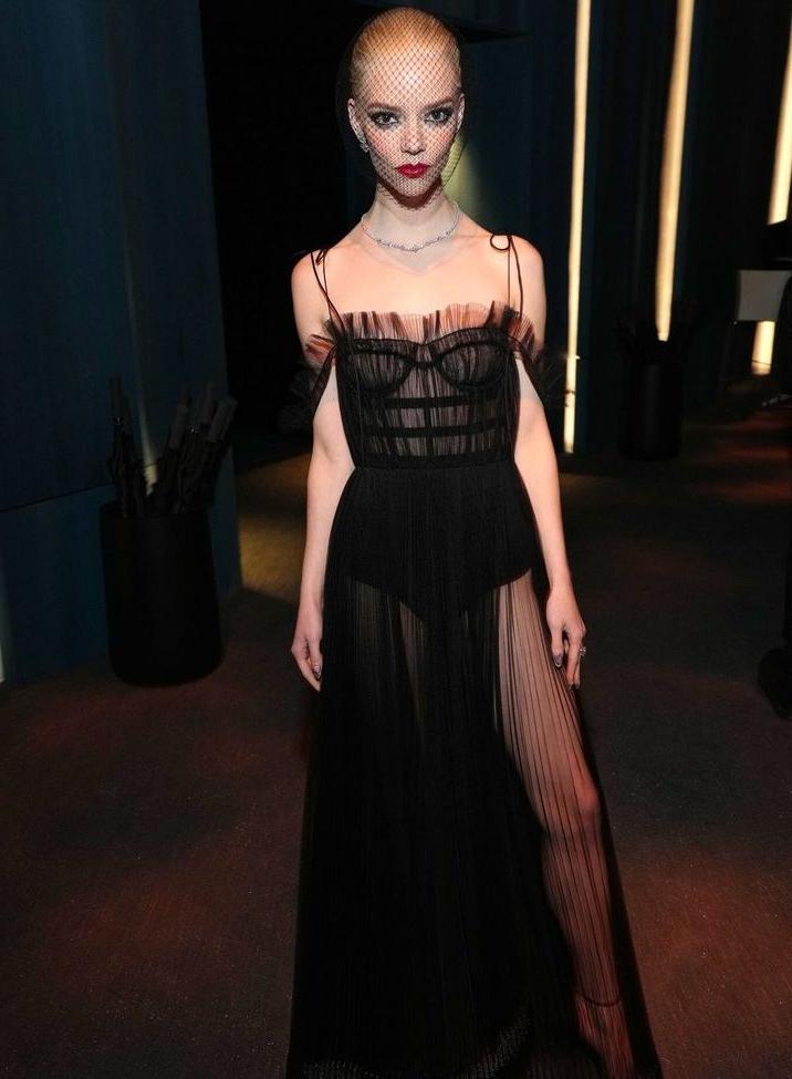 25P Anya Taylor-Joy nude