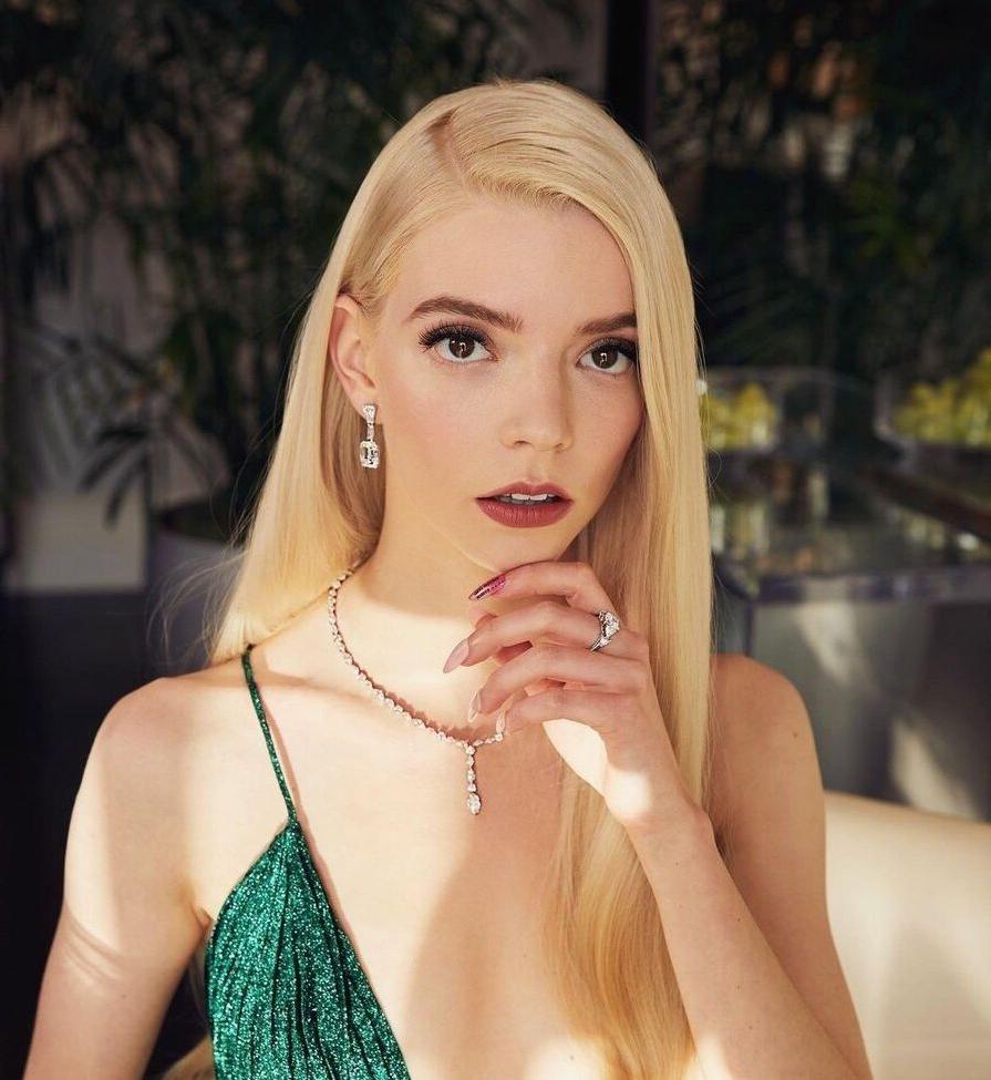 25P Anya Taylor-Joy nude