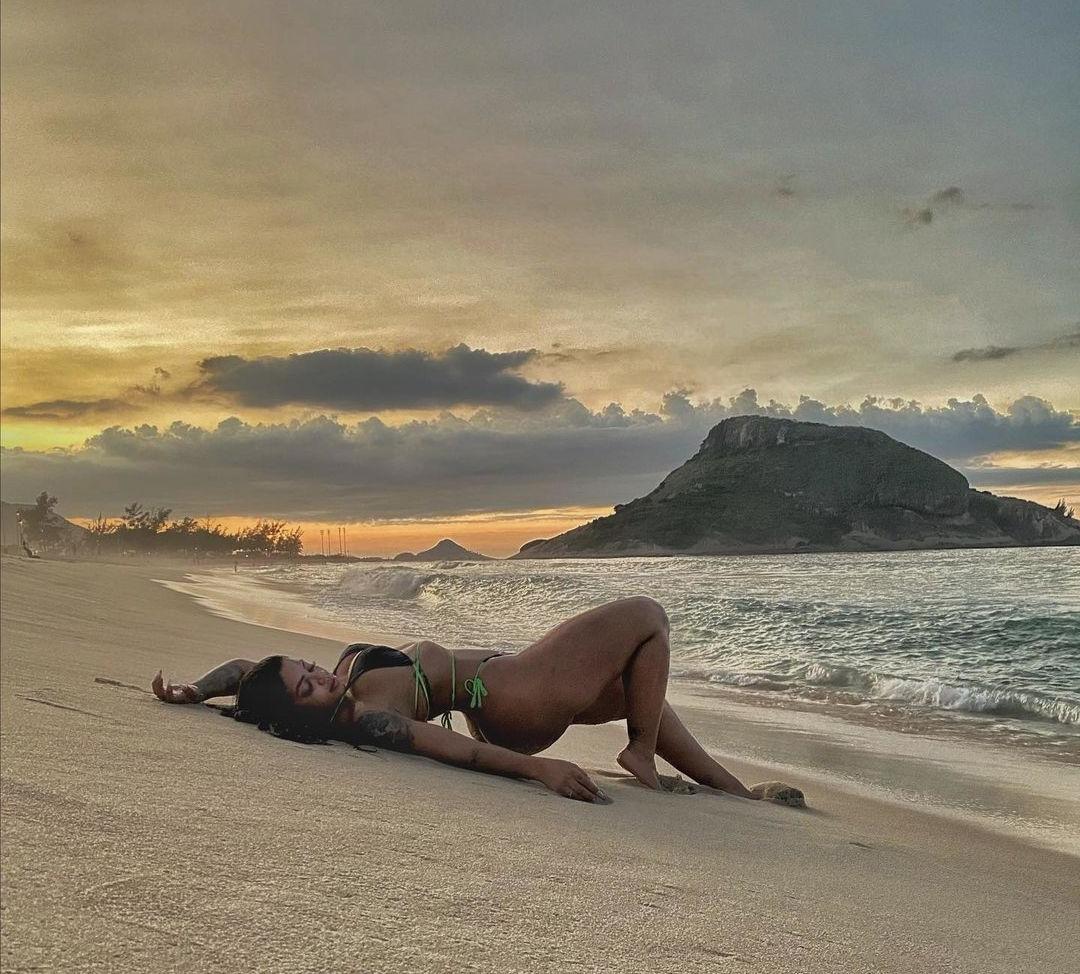 25P Stephanie Silveira nude