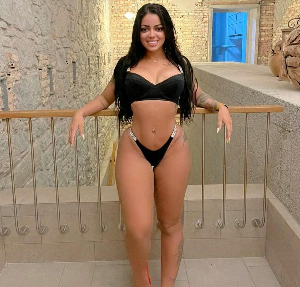 25P Stephanie Silveira nude
