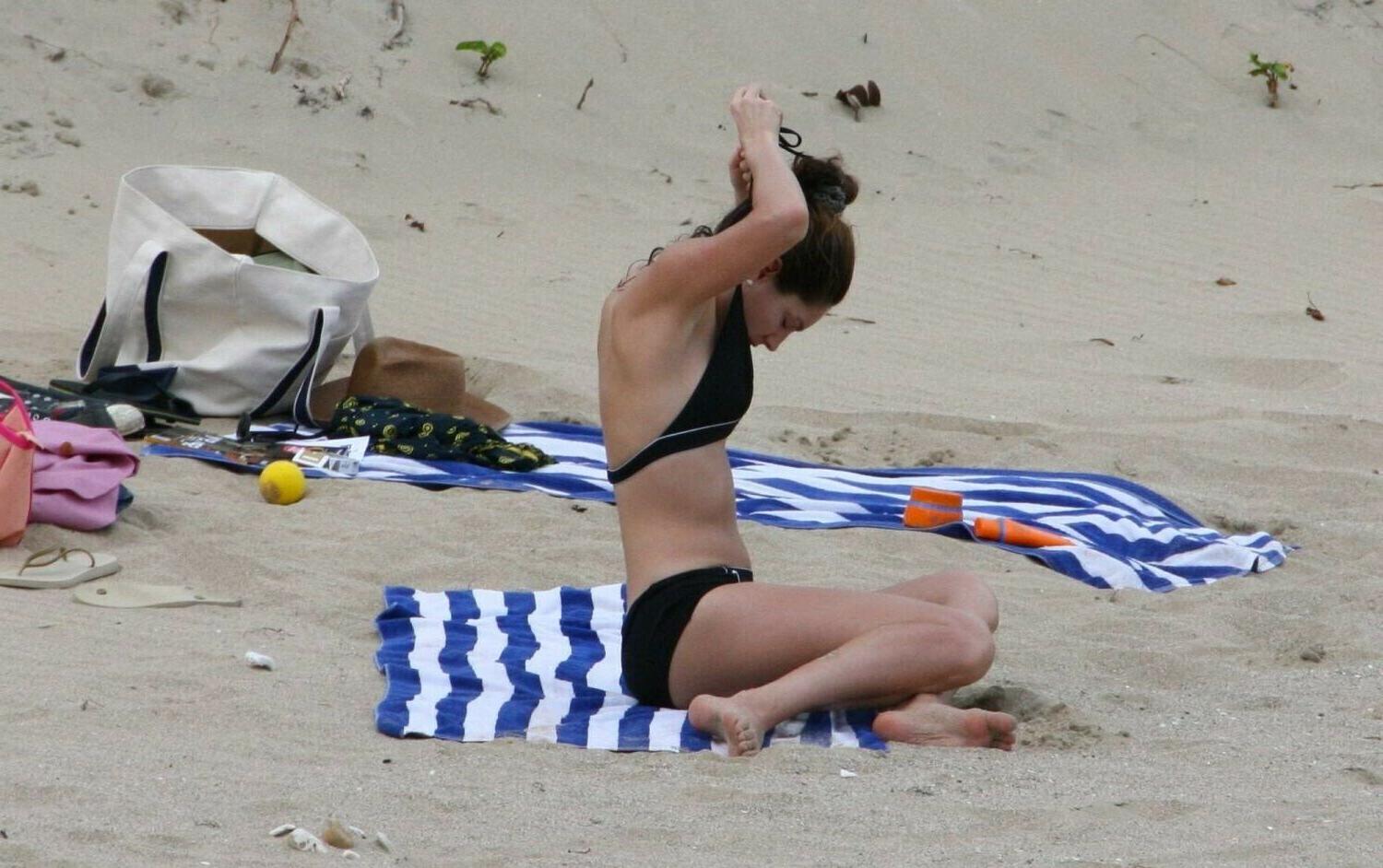 25P Kelly Brook nude