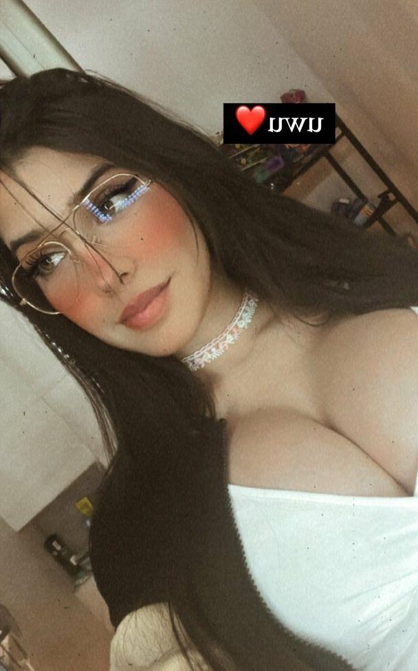 25P Daniela Azuaje nude