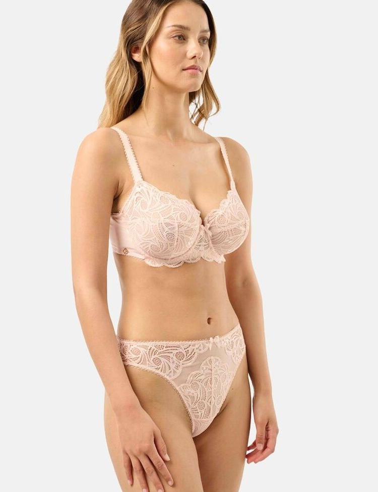 25P Nicola Cavanis nude