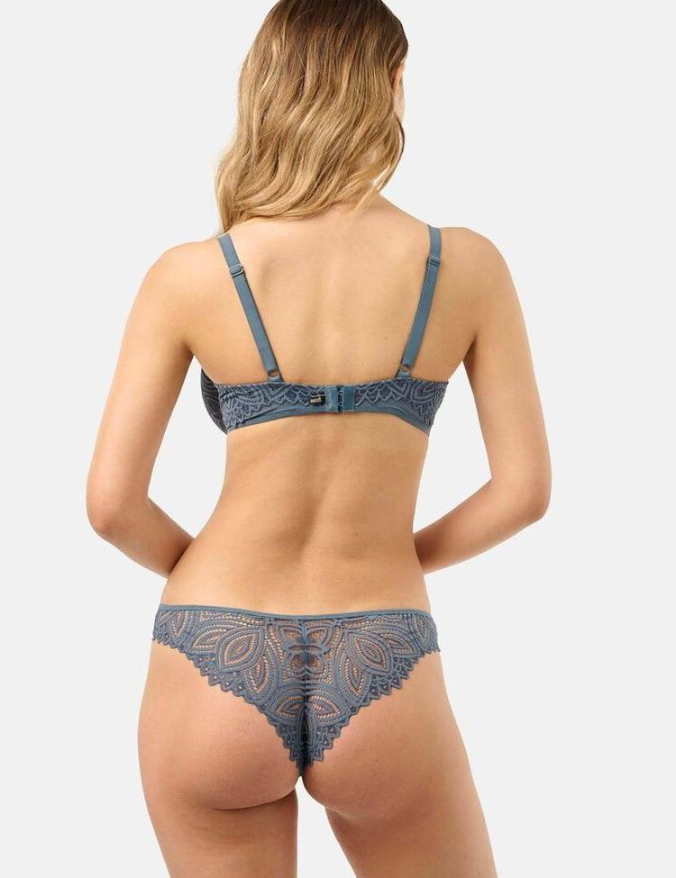 25P Nicola Cavanis nude