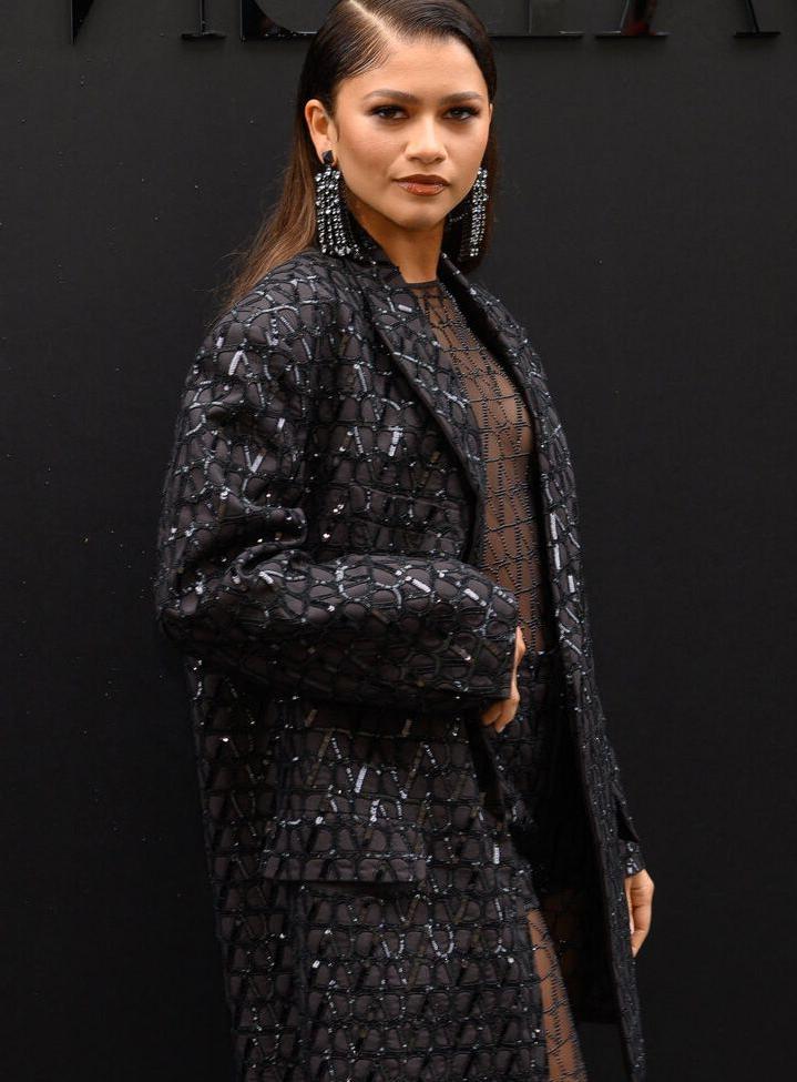 25P Zendaya nude