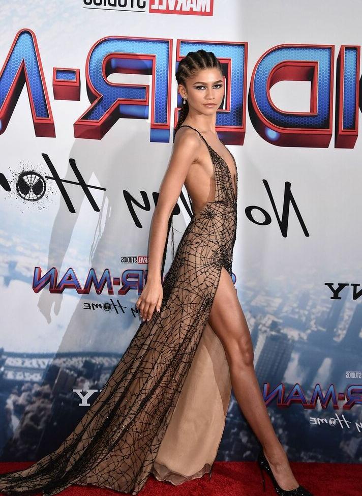 25P Zendaya nude