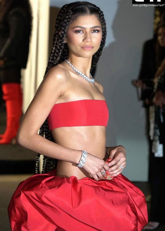 25P Zendaya nude