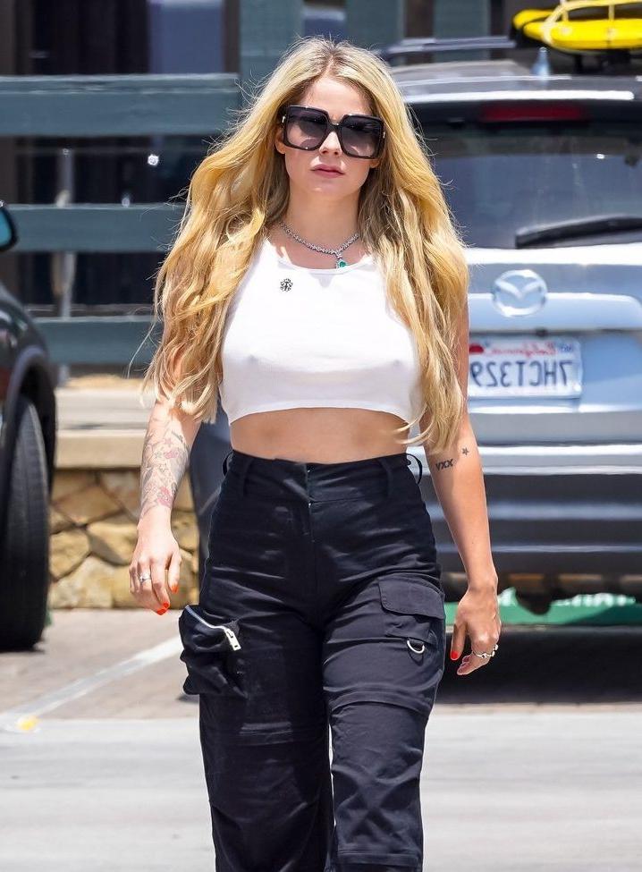 25P Avril Lavigne nude