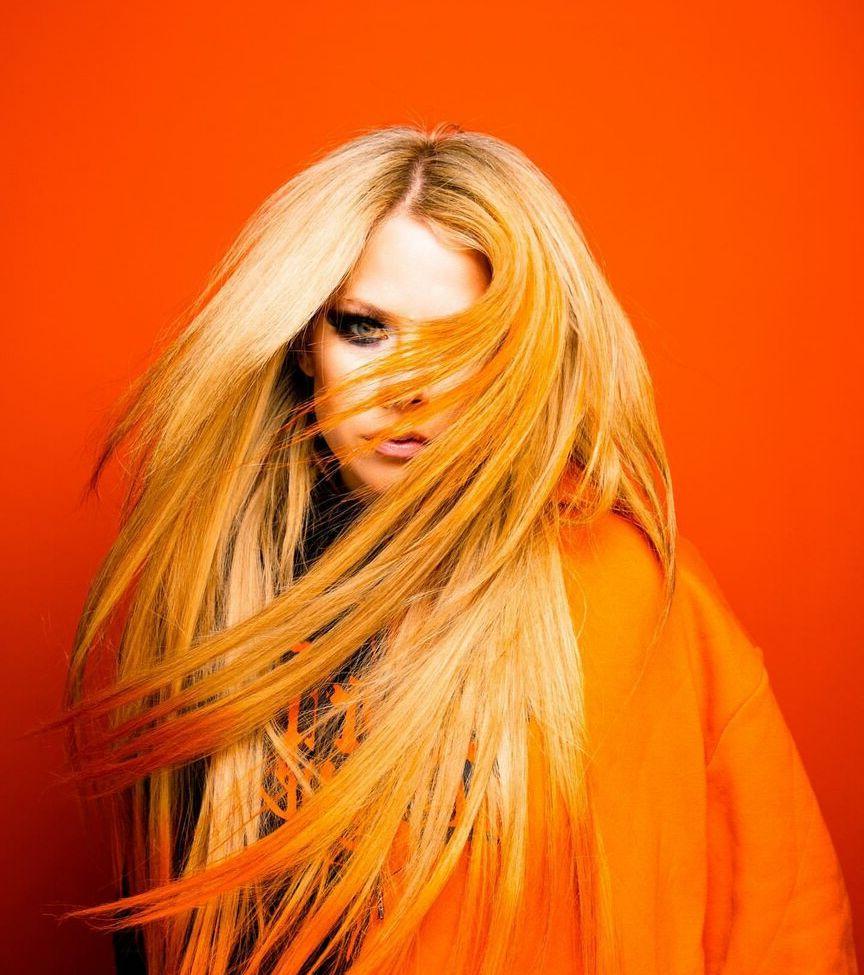 25P Avril Lavigne nude