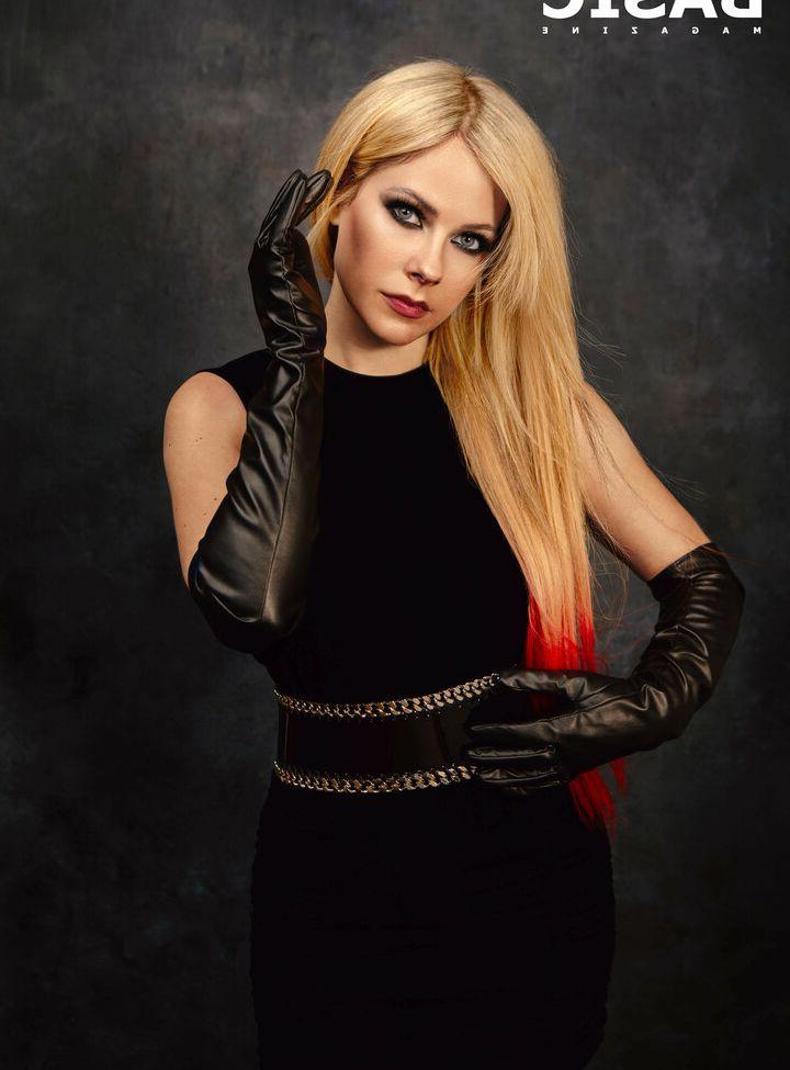 25P Avril Lavigne nude