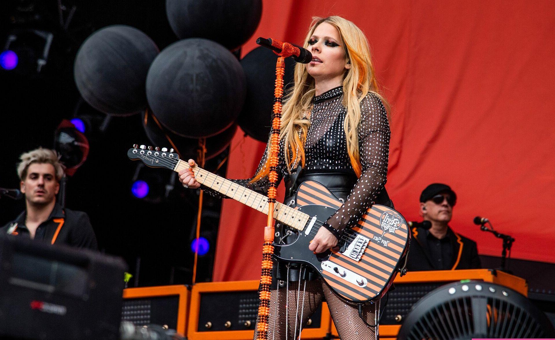 25P Avril Lavigne nude