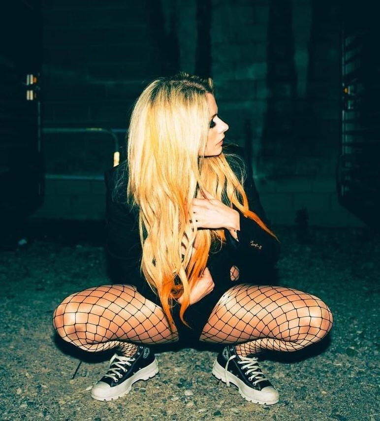 25P Avril Lavigne nude