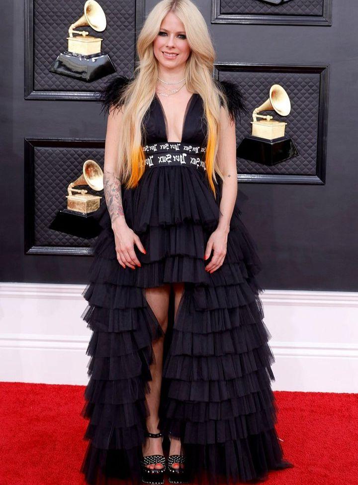 25P Avril Lavigne nude