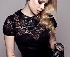 25P Avril Lavigne nude