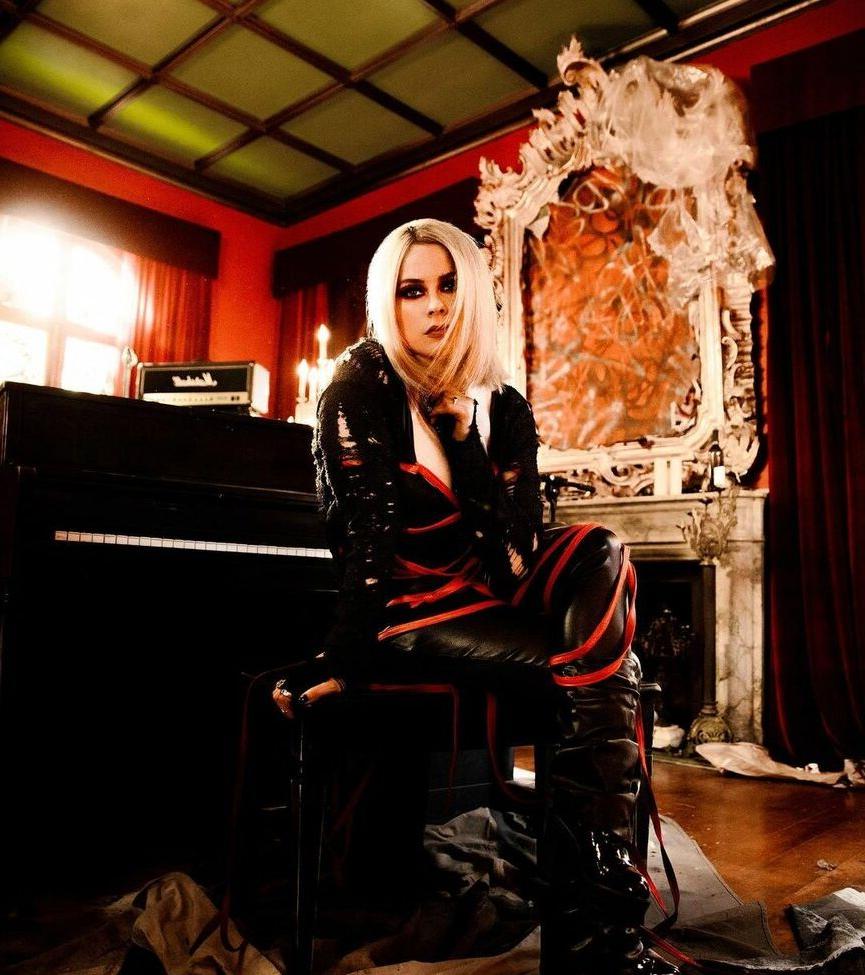 25P Avril Lavigne nude