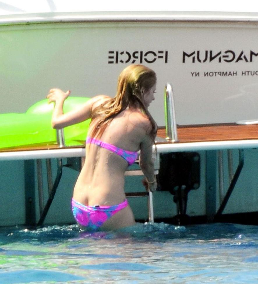 25P Avril Lavigne nude