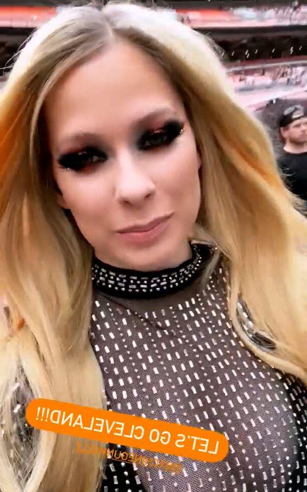 25P Avril Lavigne nude