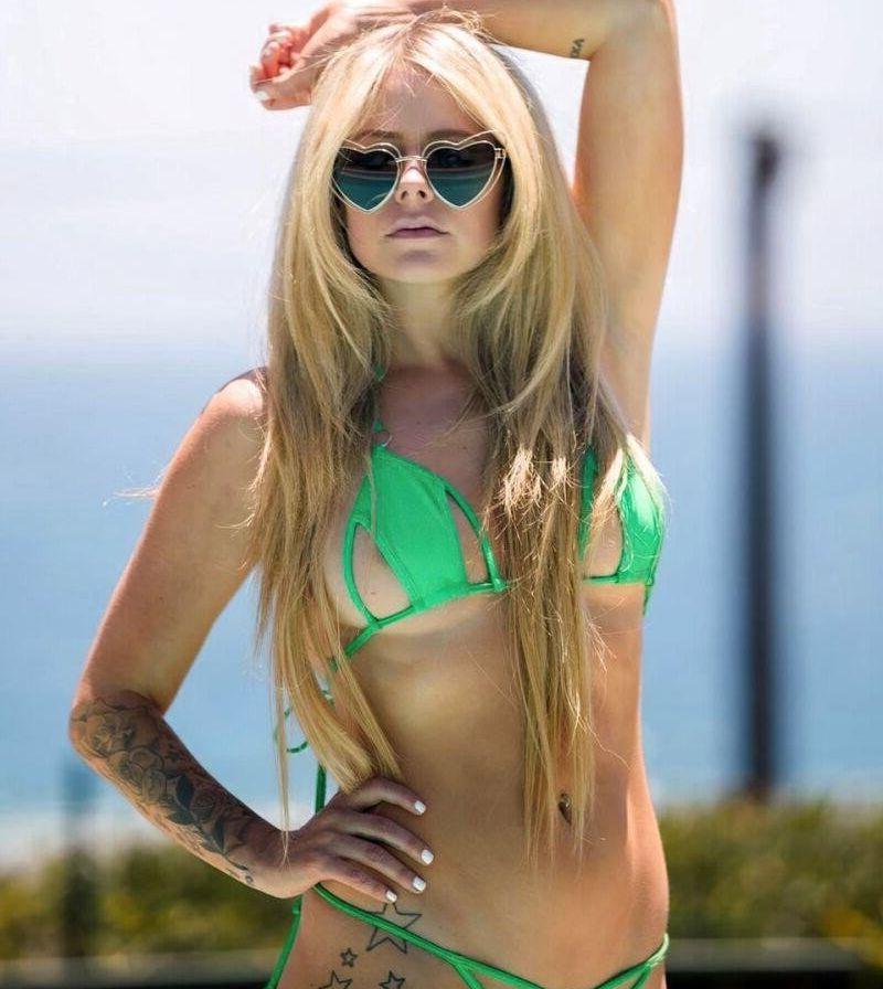 25P Avril Lavigne nude