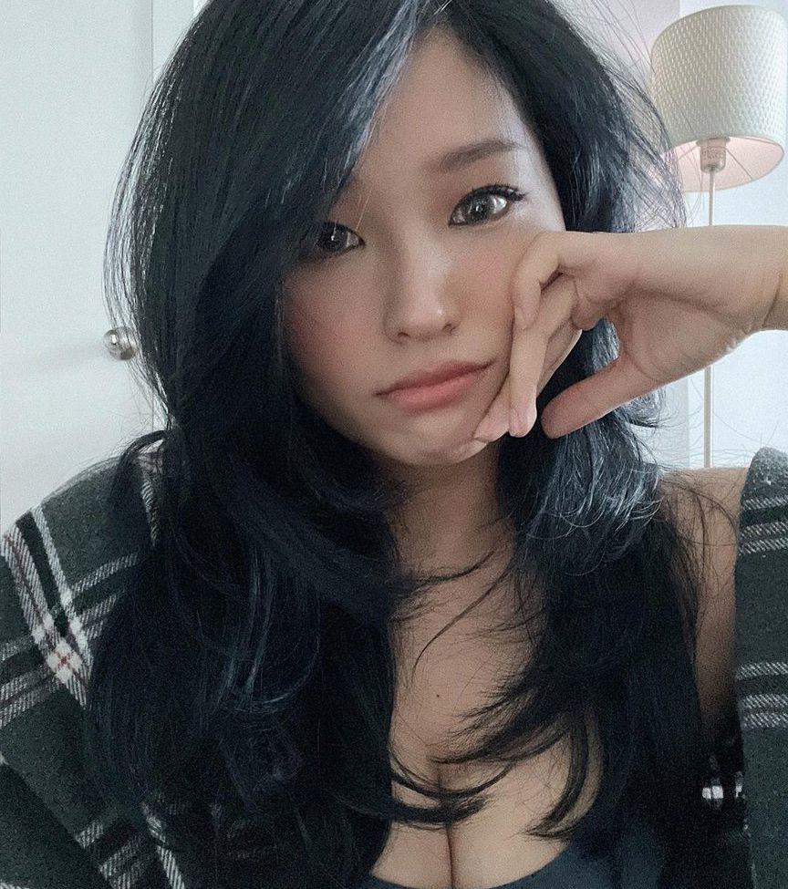 25P Hyoon nude