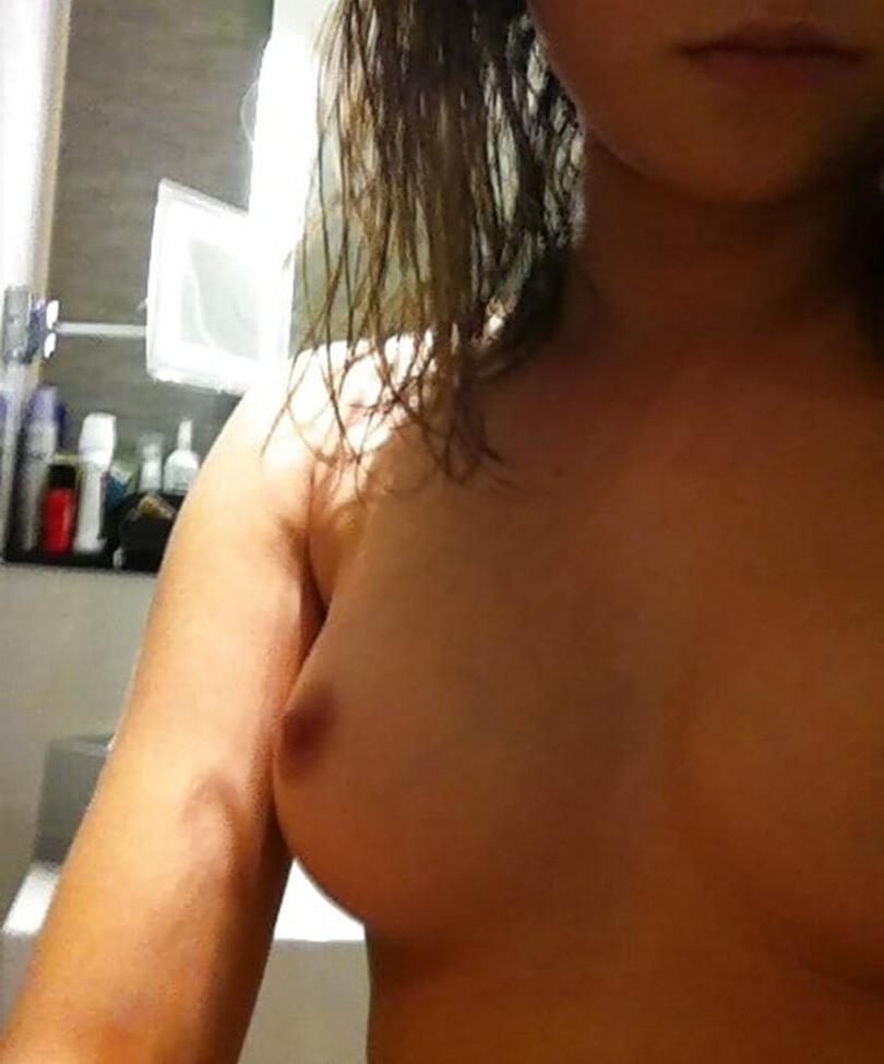 25P Sarah Hyland nude