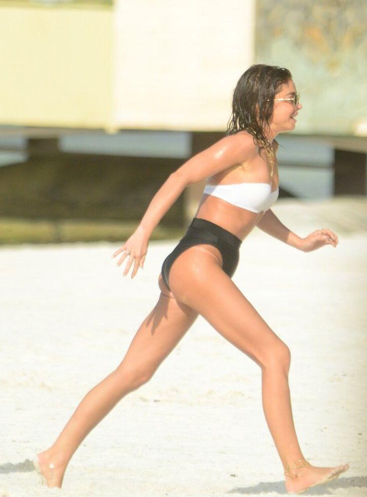 25P Sarah Hyland nude