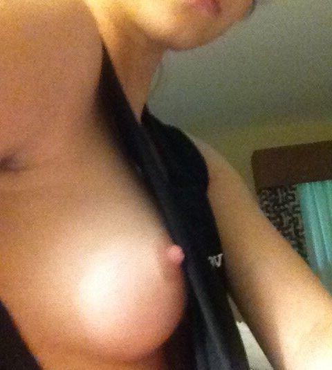 25P Sarah Hyland nude
