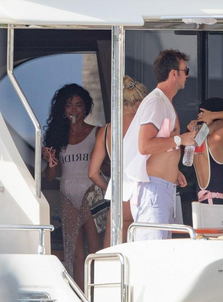 25P Sarah Hyland nude